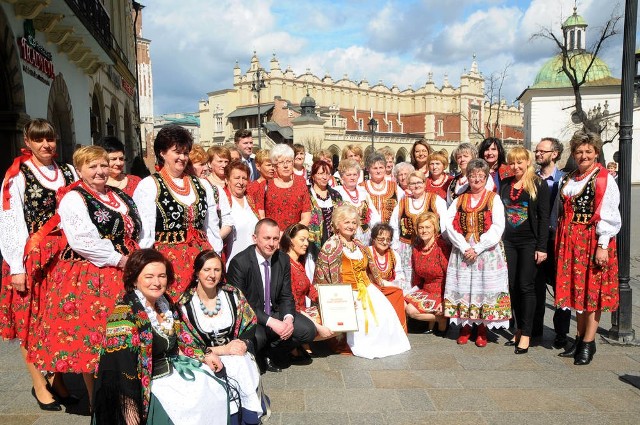 Laureatki plebiscytu „Dziennika Polskiego” z czterech kół gospodyń wiejskich podczas wczorajszej uroczystej gali fotografowały się na Rynku w Krakowie