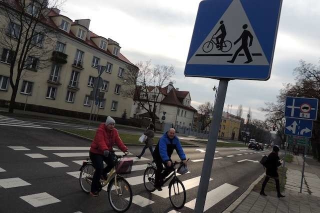 Przejście dla pieszych, którym z pl. św. Katarzyny przejdziemy w kierunku pomnika Hallera przy ul. Piastowskiej - o zmierzchu niedoświetlone