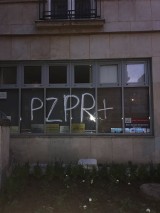 Warszawa: Kolejny atak na biuro PiS. Michał Szpądrowski: "Sprawcy to młoda kobieta w dresikach i jej starszy pomagier..."