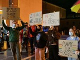 Protest w Kraśniku przeciwko uchwale anty-LGBT. „Nieprzyjazne miasto", „Wstyd!", „Jezus stałby z nami". Zobacz zdjęcia