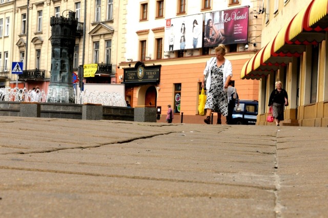 Nawierzchnia placu Wolności w Lublinie wymaga remontu