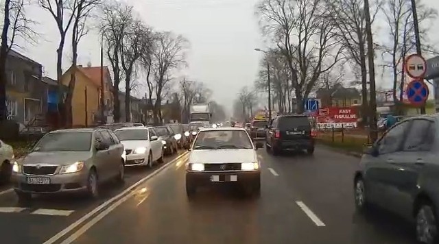 Pod prąd na Alei Legionów w Łomży. Tak kierowca volkswagena postanowił skrócić sobie dojazd do ulicy Adama Mickiewicza.