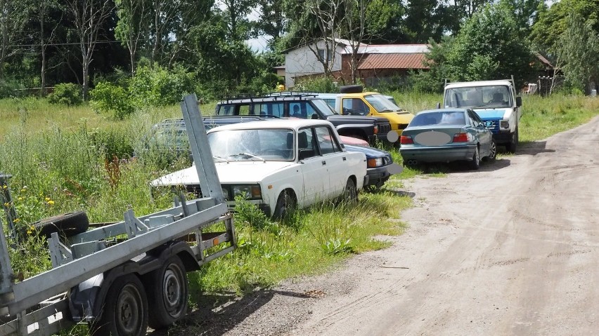Kilkanaście samochodów i wraków stoi wzdłuż ul. Zbożowej w Koszalinie 