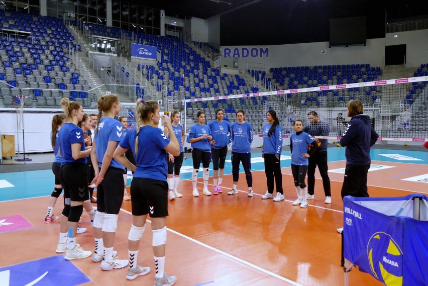 Trening siatkarek Radomki w pełnym składzie.