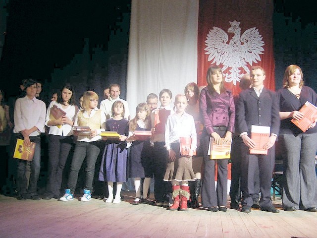 Uczestnicy z dyplomami na scenie