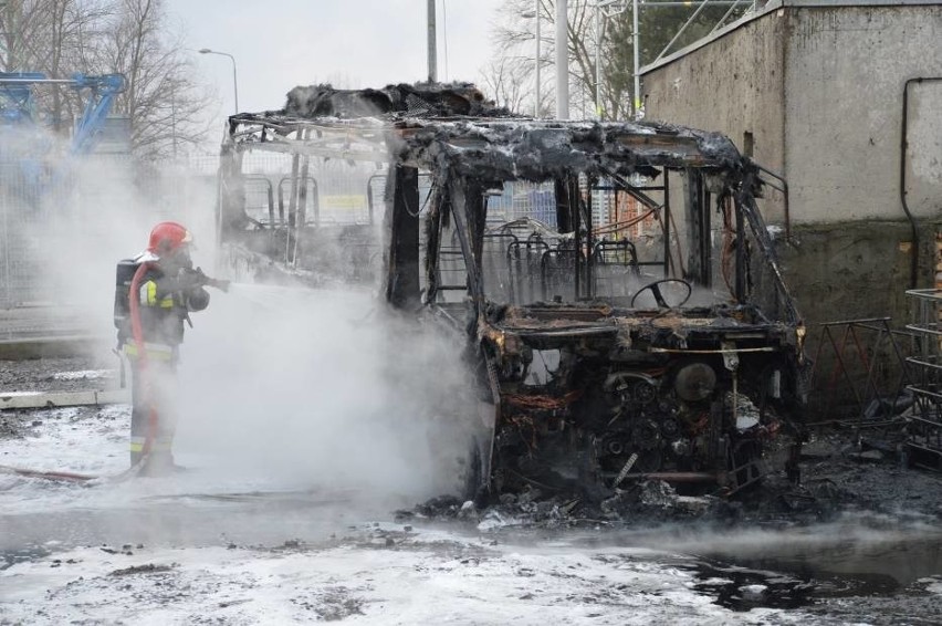 Pożar busa w Głogowie