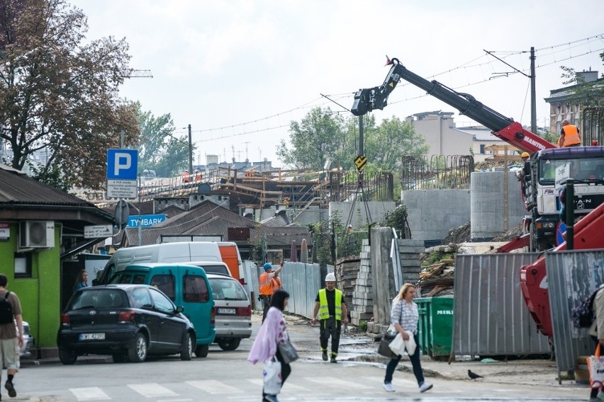 Na tyłach Hali Targowej trzeba było usunąć część budek, na...