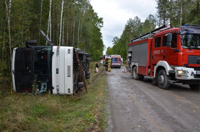 Wypadek autokaru z dziećmi pod Kozienicami. Przewrócił się w rejonie Królewskich Źródeł. Dwanaście zostało rannych