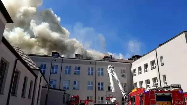 W Grodzisku Mazowieckim pali się dach liceum przy ulicy Żwirki i Wigury.