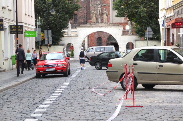 Parkowanie na ulicy Koraszewskiego. Każdy parkuje jak chce.