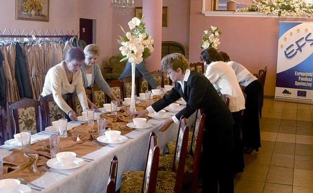 Podczas egzaminu w sali weselnej w Kuczynie kursantki musiały wykazać się umiejętnością nakrywania stołu