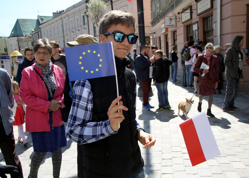 ''Oda do radości'' popłynęła z ratusza. Na maszt wciągnięto flagę UE. Tak Lublin świętował 15 lat wstąpienia do Unii (WIDEO, ZDJĘCIA)