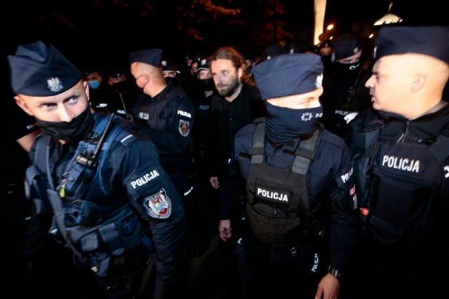 Dobromir Sośnierz został zaatakowany przed Sejmem. Poseł opuścił teren w asyście policjantów