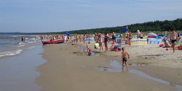 Plaża na wyspie Wolin w Świnoujściu latem jest oblegana przez mieszkańców i turystów.