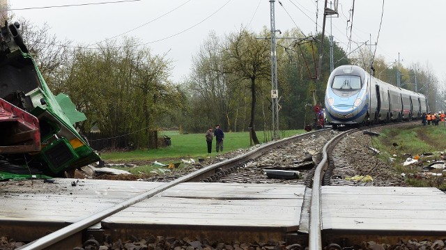 Do zderzenia pendolino z ciężarówką w Schodni pod Ozimkiem doszło 7 kwietnia.