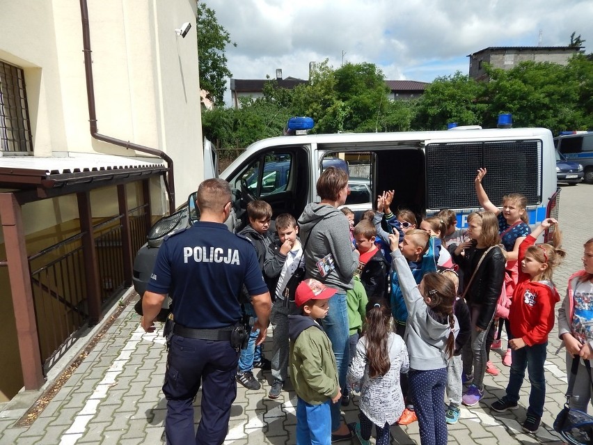 Radziejowskich policjantów odwiedziły dzieci, które spędzają...