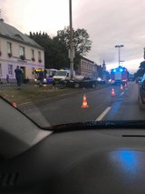 Wypadek na Wałach Jagiellońskich w Bydgoszczy. Strażacy rozcinali auto, by wyciągnąć kobietę w ciąży