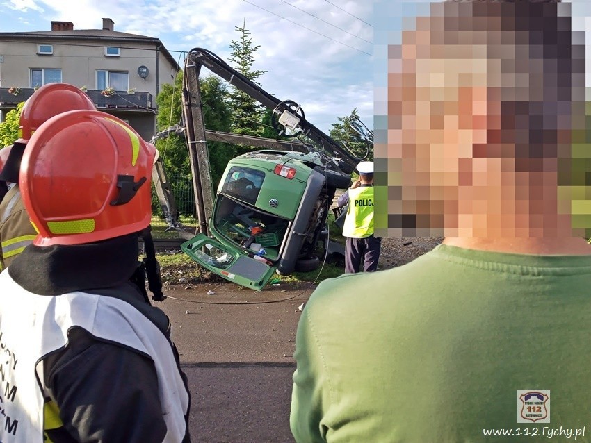 Wypadek w Imielinie. Samochód, który dachował zatrzymał się...