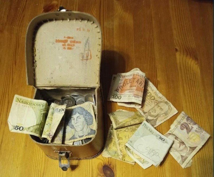 Stary skórzany kuferek z monetami i banknotami – vintage,...