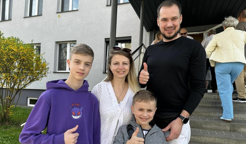 Pan Marek głosował z żoną Agnieszką i synami- Oliwierem i...