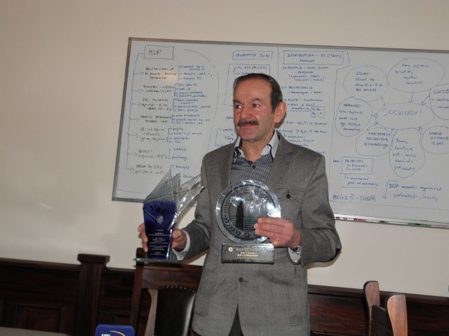 Tadeusz Skajewski prezentuje trofea przywiezione z Gdańska
