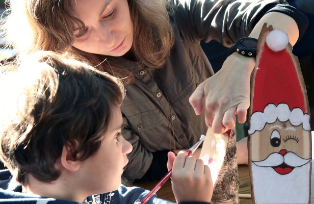 W siedzibie Centrum Edukacji Ekologicznej w Grudziądzu przy ulicy Nad Torem odbyły się ekologiczne, bożonarodzeniowe warsztaty dla rodzin. Uczestnicy wykonywali drewniane  Mikołaje i stroiki świąteczne. Zajęcia odbyły się w dwóch turach. 