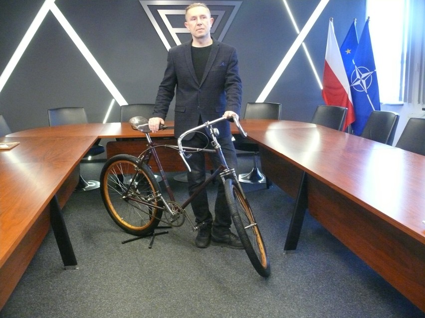 Odnowiony zabytkowy rower trafił do sali tradycji Fabryki Broni w Radomiu