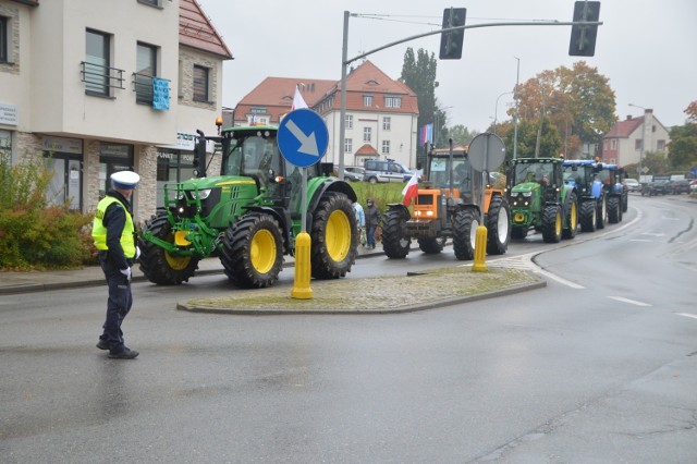Rolnicy w środę, 21.10.2020 r. zablokowali drogi na Pomorzu. Na zdjęciu protest rolników w Bytowie