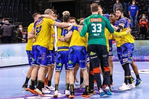 Piłkarze ręczni Łomży Vive Kielce w pierwszym w 2022 roku meczu Ligi Mistrzów pokonali na wyjeździe niemiecki SG Flensburg-Handewitt 33:25. To był jeden z najlepszych występów kielczan w tym sezonie. Pod kolejnymi zdjęciami >>>> wystawiliśmy oceny naszym zawodnikom.Zobacz kolejne zdjęcia. Przesuwaj zdjęcia w prawo - naciśnij strzałkę lub przycisk NASTĘPNE GDZIE SĄ CHŁOPCY Z TAMTYCH LAT, CZYLI CO DZIŚ ROBIĄ BYŁE GWIAZDY VIVE KIELCE [ZDJĘCIA] [B]POLECAMY RÓWNIEŻ:[/B][tabela][tr][td sz=300]IGOR KARACIĆ SIĘ ZARĘCZYŁ. ZOBACZ JEGO PIĘKNĄ WYBRANKĘ[/td][td sz=300]PIĘKNOŚĆ Z UKRAINY. ZOBACZ PARTNERKĘ ARTIOMA KARALIOKA[/td][/tr][td]BYŁY ZAWODNIK VIVE KIELCE JEST CZOŁOWYM POKERZYSTĄ ŚWIATA. WYGRYWA MILIONY DOLARÓW