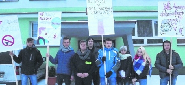 „STOP dla smoga w Skalbmierzu!”. Tak ekipa młodych ekologów z „mechanika” ruszyła sprzed budynku szkoły na uliczny happening.