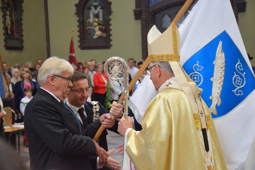 Arcybiskup Wiktor Skworc poświęcił sztandar Rybnika