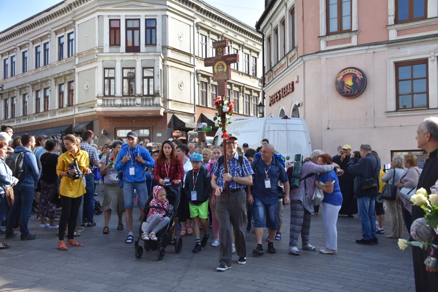 37. Piesza Pielgrzymka Tarnowska na Jasną Górę już w drodze [DUŻO ZDJĘĆ]