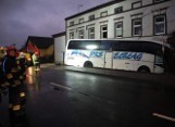  Wypadek w Sianowie. Autobus wjechał w dom. 7 osób rannych. Droga jest zablokowana [zdjęcia, wideo]