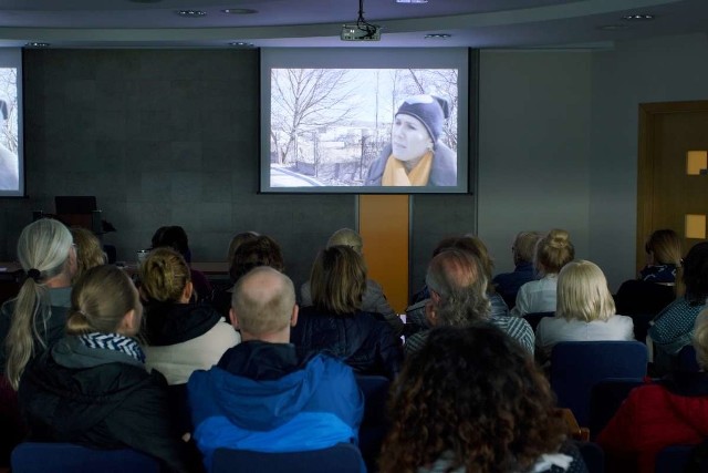 Poznański pokaz filmu "Tylko nie mów nikomu" odbył się w niedzielę o godz. 18 w jednej z sal konferencyjnych w biurowcu Delta. Pojawiło się na nim około 50 osób. Organizatorem wydarzenia była organizacja "Strajk kobiet".