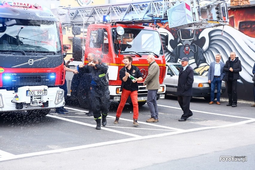 Fabrycznie nowy wóz strażacki kupiła w 2019 r. OSP Praszka....