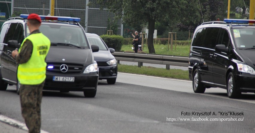 Przejazd kolumny samochodów z papieżem Franciszkiem. Węzeł...