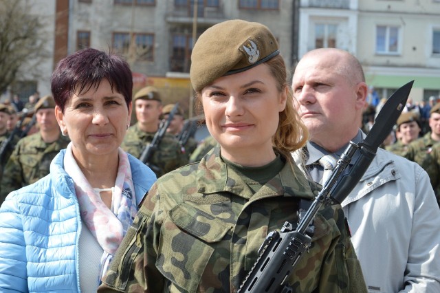 Prawie 300 osób złożyło przysięgę wojskową podczas uroczystości na Rynku w Ostrowcu Świętokrzyskim. Dołączyli tym samym do ponad 700 żołnierzy Wojsk Obrony Terytorialnej, tworzących 10. Świętokrzyską Brygadę. ZOBACZCIE ICH NA ZDJĘCIACH>>>>-  Jesteśmy bardzo dumni z córki - mówi  Anna Florczyk, matka 29 - letniej Mileny, która złożyła w niedzielę przysięgę. - Nie spodziewałam się, że córka wstąpi do wojska. To była nagła, ale dojrzała decyzja.Milena Florczyk była jedną z osób wyróżnionych podczas przysięgi przez dowódcę Brygady, pułkownika Artura Barańskiego. Oprócz niej wyróżnienia otrzymali Marcin Czuba, Bartłomiej Kazimierski, Łukasz Kozieł, Przemysław Szafrański, Maciej Miernik, Bartosz Szafraniec, Robert Wójcik, Andżelika Szkolak, Dariusz Hyb, Michał Madej, Antoni Fularski.Prawie 300 żołnierzy, którzy składali przysięgę w Ostrowcu, w tym 70 kobiet, przeszło w marcu 16 - dniowe szkolenie podstawowe w Ośrodku Szkolenia Poligonowego Wojsk Lądowych w Dębie.  Otwiera ono trzyletni cykl szkoleniowy, który obejmuje szkolenia indywidualne, specjalistyczne i zgrywające. CZYTAJ TAKŻE: Przysięga żołnierzy X Świętokrzyskiej Brygady Wojsk Obrony Terytorialnej w Ostrowcu Świętokrzyskim