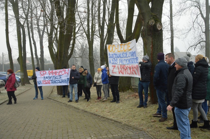 Mniszów. Rodzice uczniów zaniepokojeni wizją reorganizacji szkoły