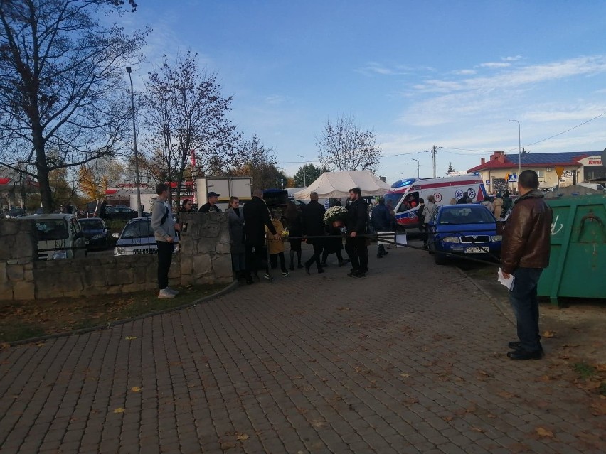 Uczniowie i nauczyciele z sandomierskiego rolnika kwestują na Cmentarzu Komunalnym w Sandomierzu 