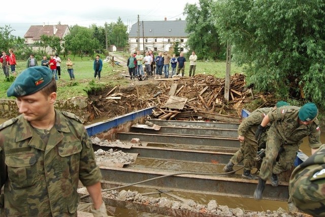 Żołnierze z głogowskiego batalionu usuwali przęsła zniszczonych przez powódź mostów.