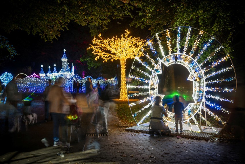 Nowe atrakcje w Parku Miliona Świateł w Łodzi. W grudniu klimat jest jeszcze bardziej świąteczny i zimowy ZDJĘCIA