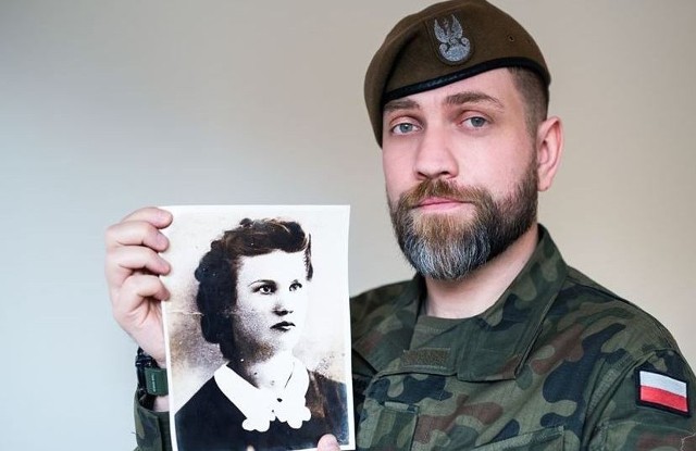 Jakub Warzecha prezentuje zdjęcie swojej babci - sanitariuszki Armii Krajowej, Aldony Warzechy.