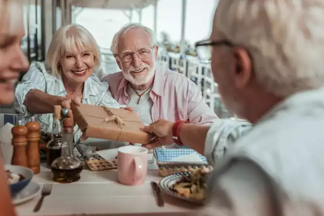 Druga waloryzacja emerytur 2024. Będzie kolejna podwyżka dla seniorów? Oto zasady dodatkowego świadczenia dla emerytów. Sprawdź, ile miesięcznie otrzymasz świadczenia netto tzw. na rękę ▶ ▶ ▶