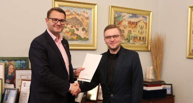 Łukasz Antkiewicz (po prawej) został nowym dyrektorem Myślenickiego Ośrodka Kultury i Sportu.