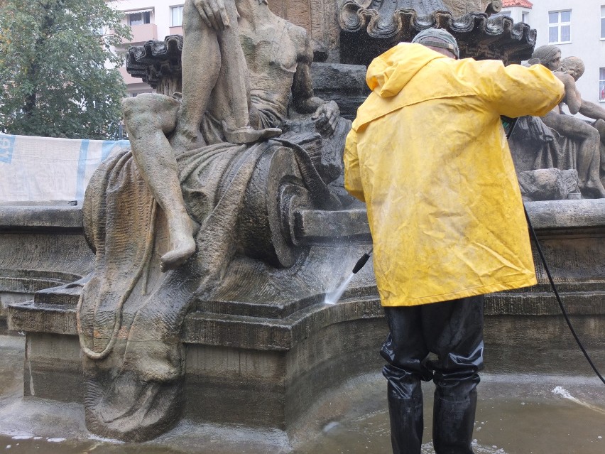Wielkie czyszczenie najpiękniejszej fontanny Opola [zdjęcia, wideo]