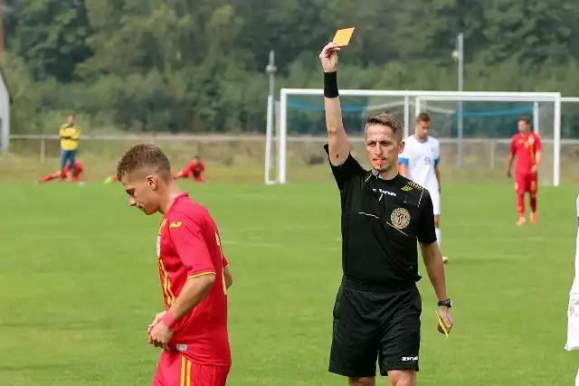 Sędzia Marek Śliwa pokazuje czerwoną kartkę Dariusowi Grosu, ale gra w okrojonym składzie nie przeszkodziła Rumunii wygrać spotkania