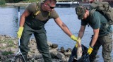 Skażona Odra. Żołnierze oraz strażacy usuwają śnięte ryby z Odry na wysokości Słubic