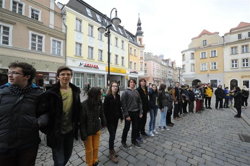 400 uczniów na Rynku w Opolu.