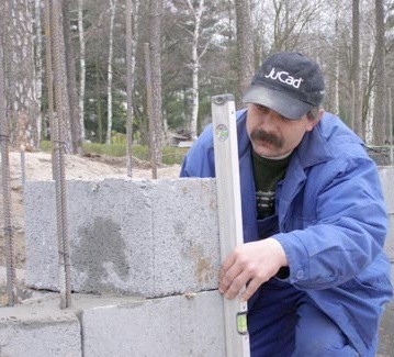 - Robota idzie sprawnie, czasem tylko dokucza nam zimny wiatr wiejący od strony wody - opowiada Dariusz Binkowski.