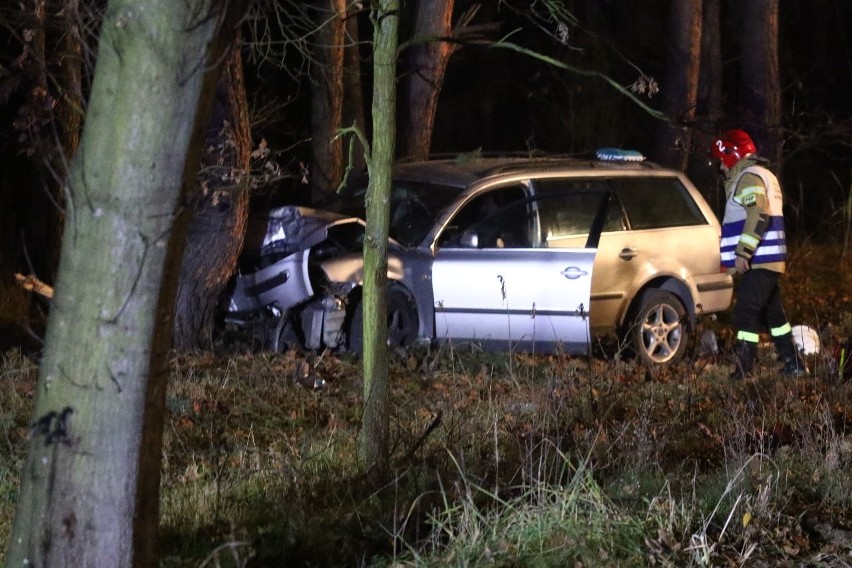 Auto uderzyło w drzewo pod Wrocławiem. Trzy kobiety ranne 